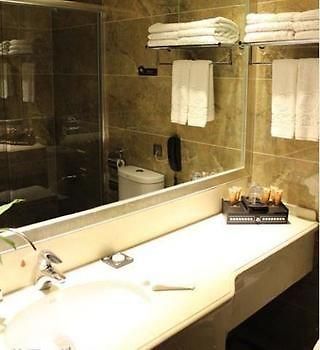 Jinyue Business Hotel Yichuan  Экстерьер фото
